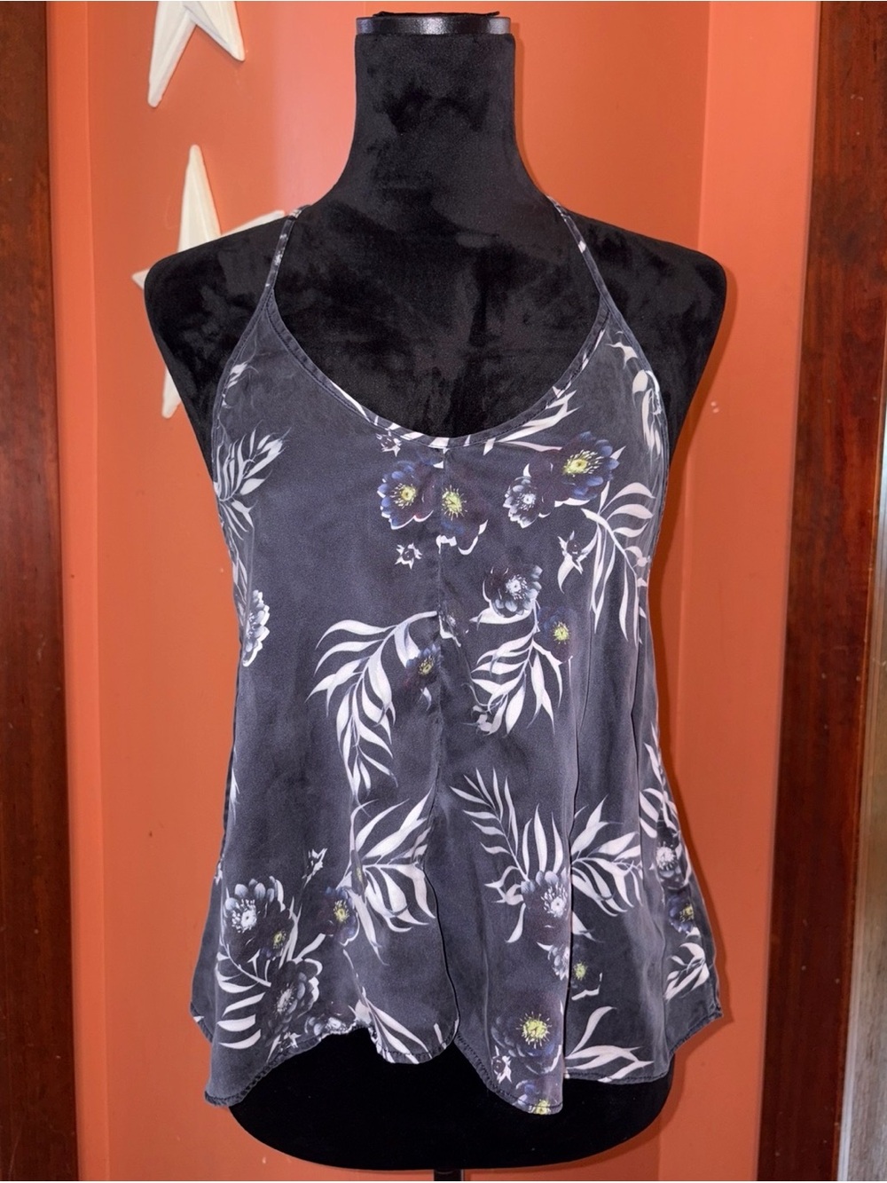 5/$25‼️%100 silk Violet & Wren Floral Print Charcoal Halter Tank Top